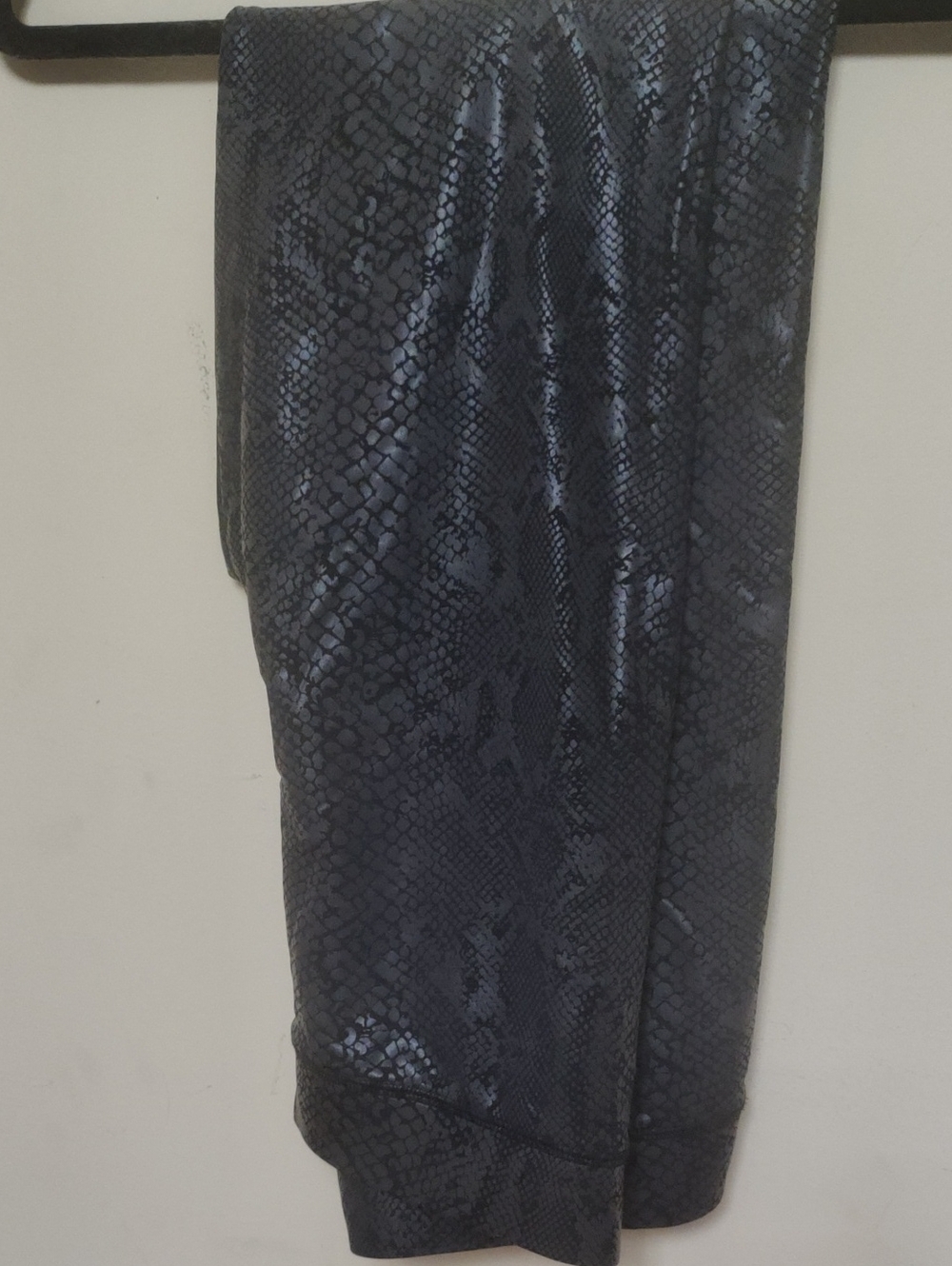 Ladies Black Snake-Print Leggings